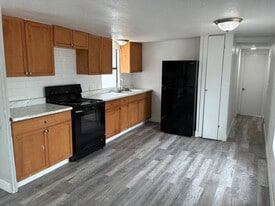 1025 W Socrum Loop Rd in Lakeland, FL - Building Photo