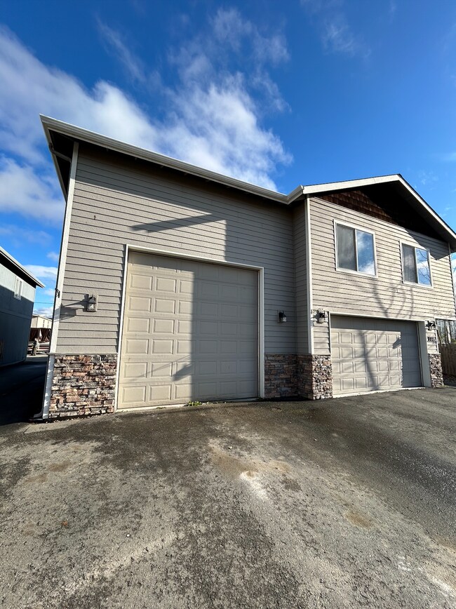 8921 Toloff St-Unit -Garage #3 in Anchorage, AK - Building Photo - Building Photo