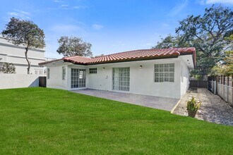 5721 SW 11th St in West Miami, FL - Building Photo - Building Photo