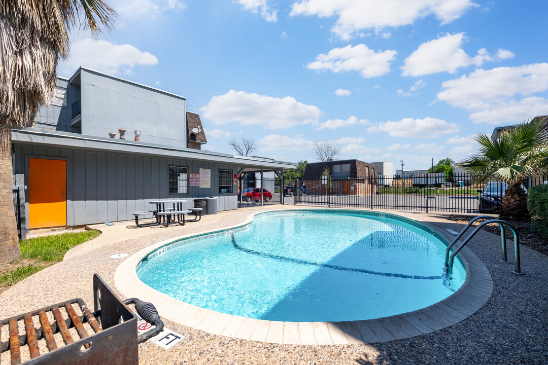 Laurel Apartments in San Antonio, TX - Building Photo