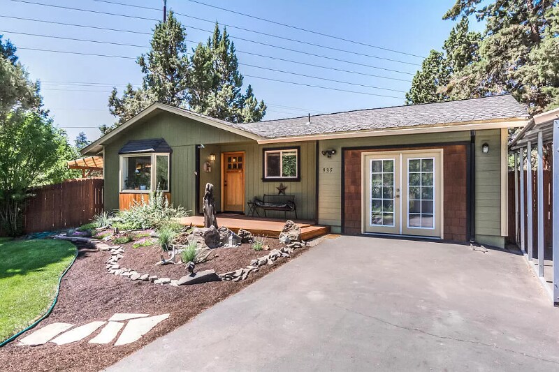 935 SE Douglas St in Bend, OR - Building Photo