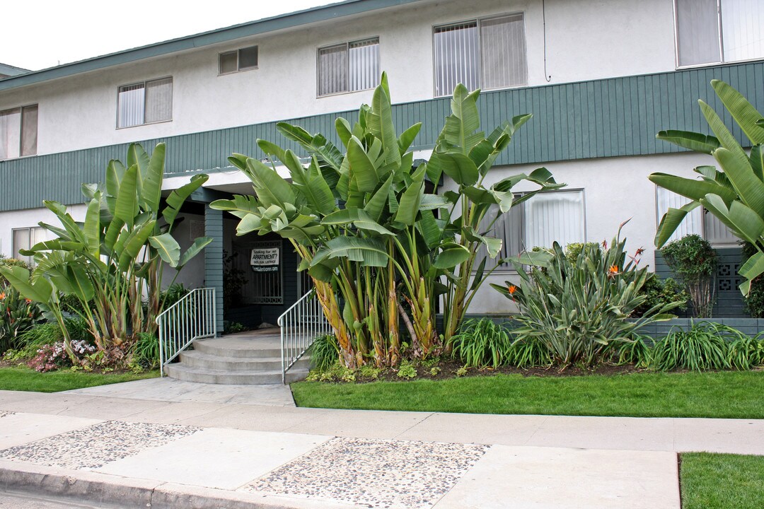 Fern Grove Apartments in La Habra, CA - Building Photo