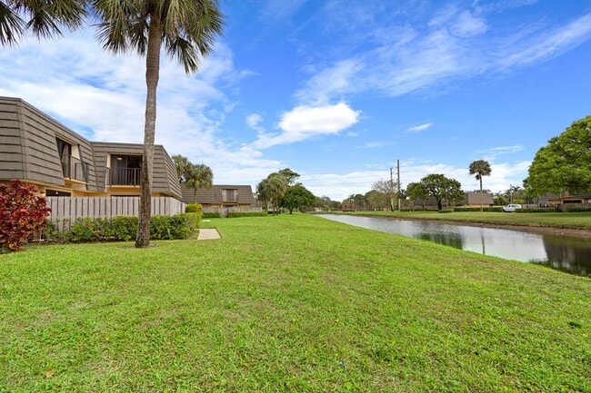 3904 39th Way in West Palm Beach, FL - Building Photo - Building Photo