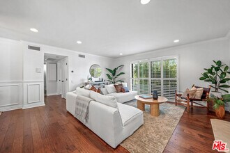 4370 Troost Ave-Unit -201 in Los Angeles, CA - Building Photo - Building Photo