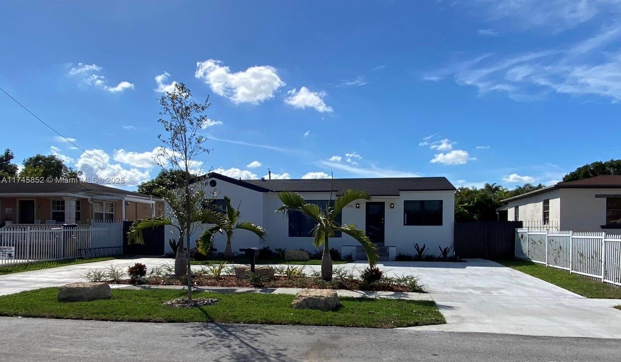 170 W 58th St in Hialeah, FL - Foto de edificio