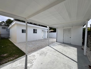 1720 NW 34th Ave in Miami, FL - Foto de edificio - Building Photo