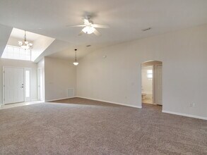 4461 Treasure Cay Rd in Tavares, FL - Foto de edificio - Building Photo