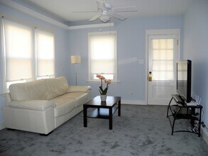 5138 9th St N, Unit Main Level in Arlington, VA - Foto de edificio - Building Photo