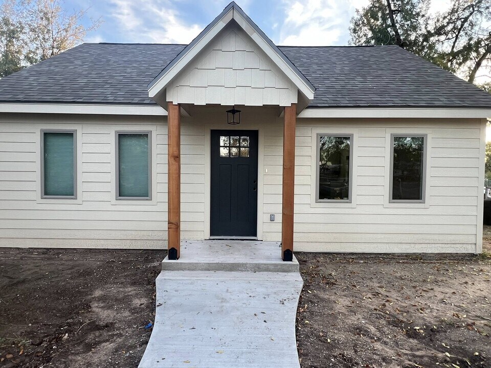 901 E 17th St in San Angelo, TX - Building Photo