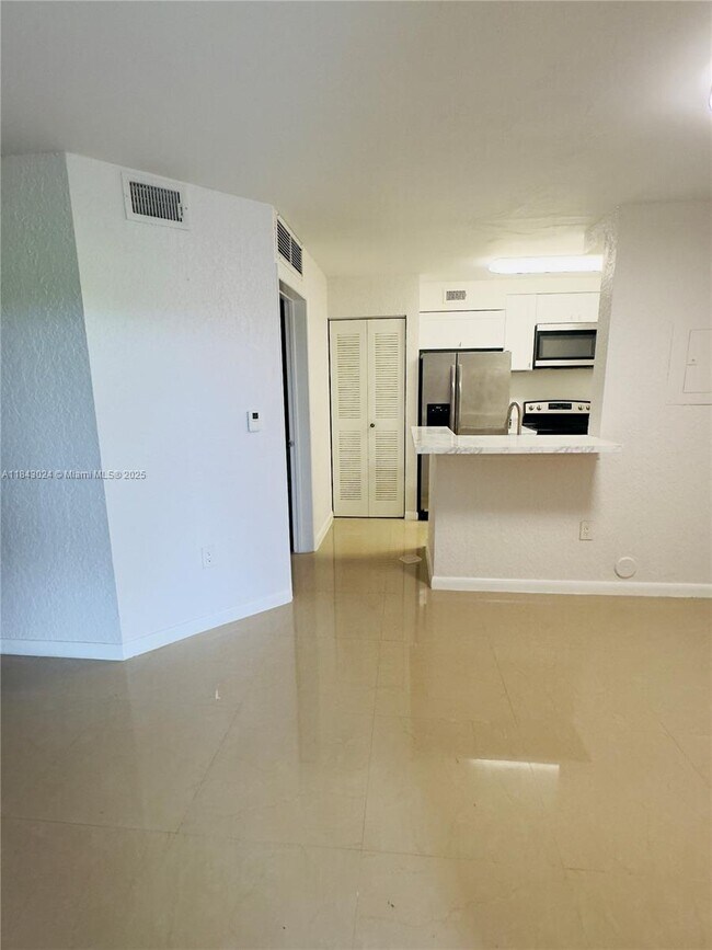2851 N Oakland Forest Dr, Unit 110 in Oakland Park, FL - Foto de edificio - Building Photo