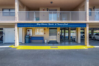 Bayshore Yacht and Tennis Club in Indian Shores, FL - Foto de edificio - Building Photo