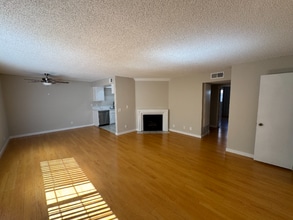 544 E Tujunga Ave in Burbank, CA - Foto de edificio - Building Photo