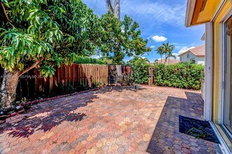 5860 NW 111th Ave in Doral, FL - Foto de edificio - Building Photo