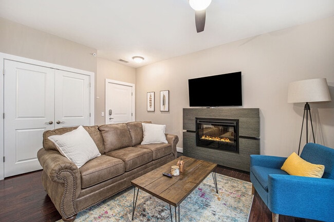 115 E Eighth St, Unit Ivy in Traverse City, MI - Building Photo - Building Photo