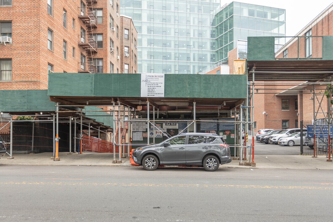 142-20 Sanford Ave in Flushing, NY - Building Photo