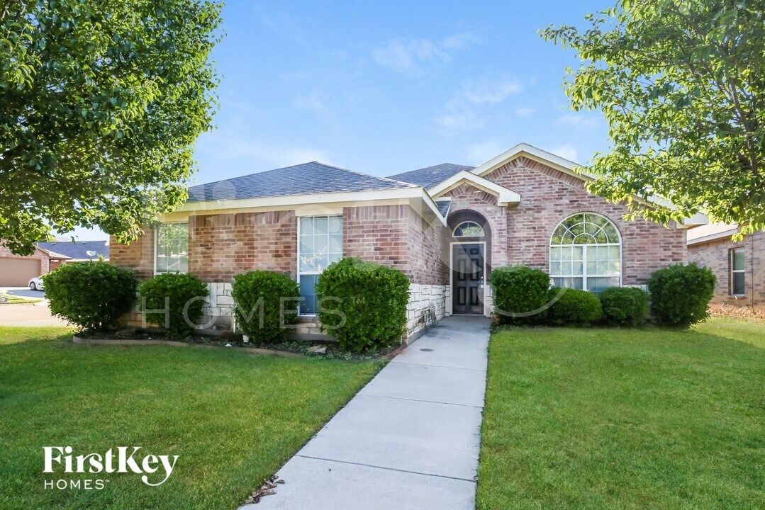 1101 New Meadow Dr in Azle, TX - Foto de edificio