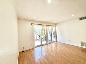 2521 W Sunflower Ave in Santa Ana, CA - Foto de edificio - Building Photo