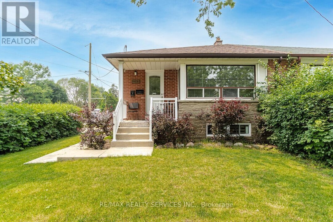 156 Vodden St E in Brampton, ON - Building Photo