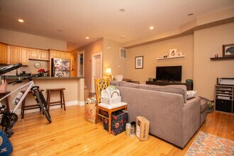 244 Market St, Unit A in Boston, MA - Foto de edificio - Building Photo