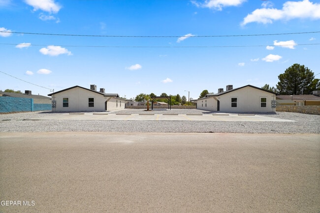 11721 Valle Del Paseo Dr in Socorro, TX - Building Photo - Building Photo