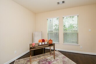 446 N Live Oak St in Houston, TX - Foto de edificio - Building Photo