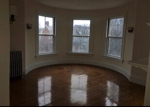 2 Ware St, Unit 403 in Cambridge, MA - Foto de edificio - Building Photo