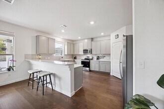 7916 Crystalbrook W in Austin, TX - Building Photo - Building Photo