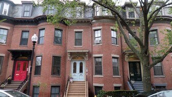 100 E Brookline St in Boston, MA - Building Photo