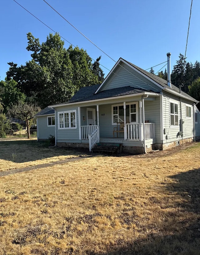 928 Madison St in Silverton, OR - Building Photo - Building Photo