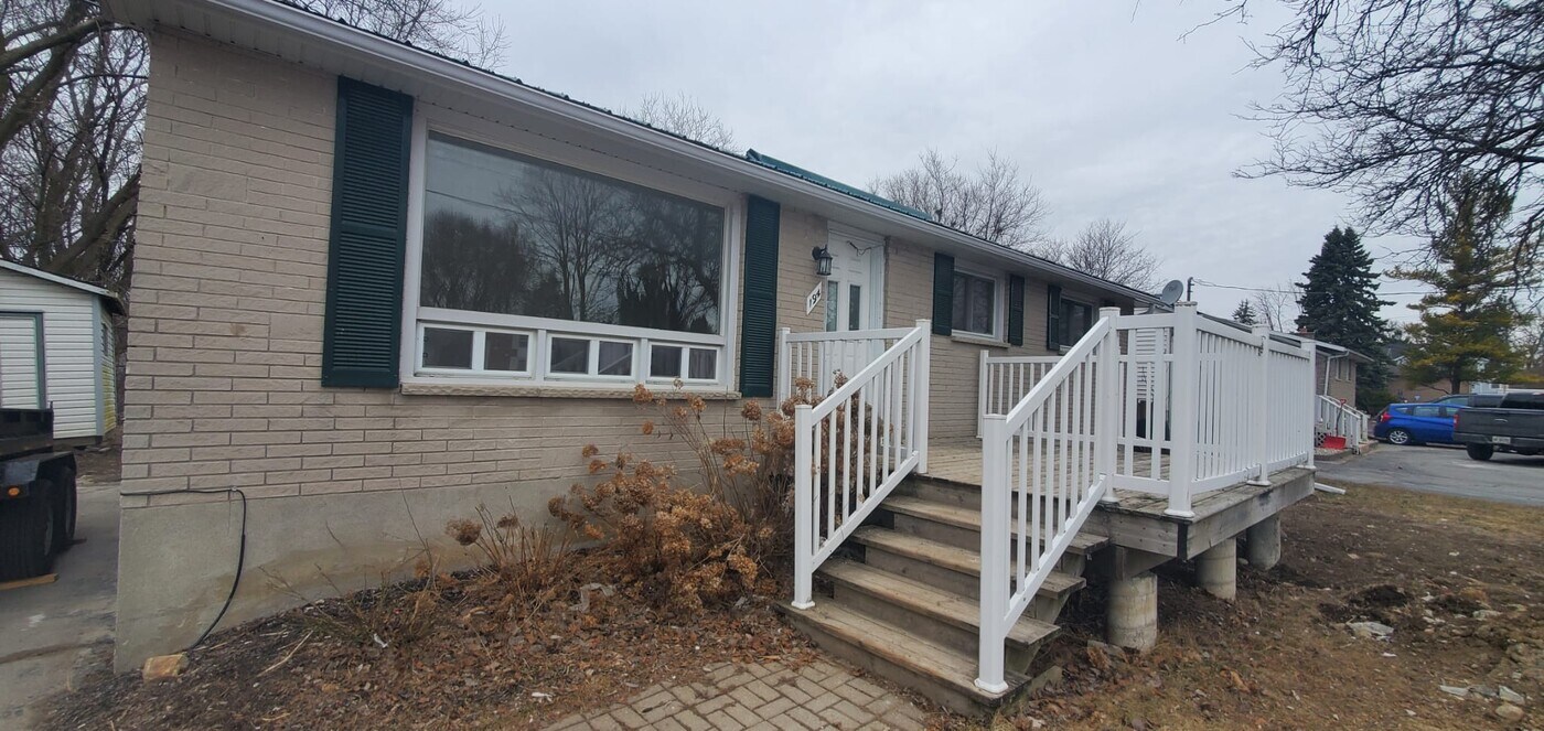 194 Reid St in Quinte West, ON - Building Photo