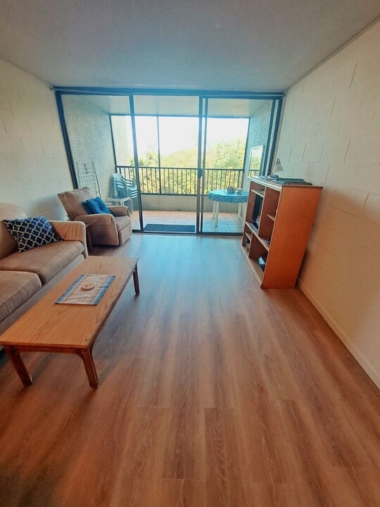 1875 Kalanianaole St in Hilo, HI - Building Photo