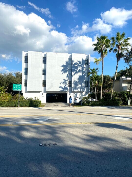12105 NE 6th Ave in North Miami, FL - Foto de edificio