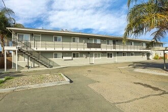 111 N Walnut Ave in Manteca, CA - Building Photo - Building Photo