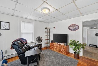 291 Pontiac Ave in Cranston, RI - Foto de edificio - Building Photo