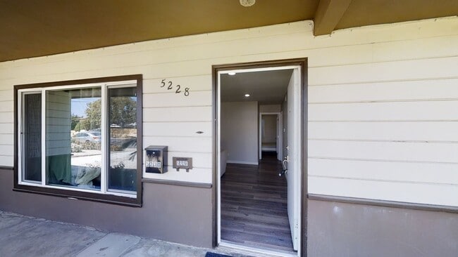 5228 E Falls View Dr in San Diego, CA - Building Photo - Building Photo