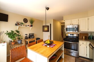 48 Strawberry Hill Ave in Stamford, CT - Building Photo - Building Photo