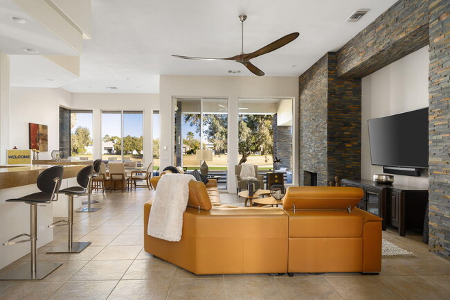 253 Loch Lomond Rd in Rancho Mirage, CA - Foto de edificio - Building Photo