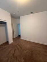 404 Manuel Ct in Los Banos, CA - Building Photo - Building Photo