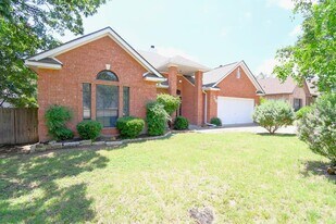 719 Oak Hollow Dr in Kerrville, TX - Building Photo