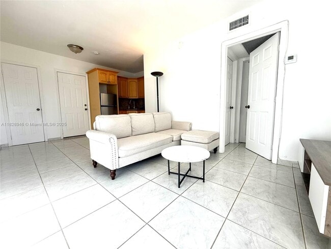 8420 Byron Ave in Miami Beach, FL - Building Photo - Building Photo