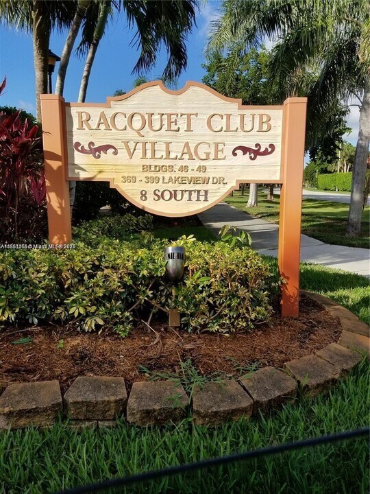 369 Lakeview Dr in Weston, FL - Building Photo