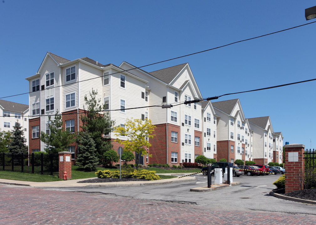 Student | University Courtyard Apartments in Youngstown, OH - Building Photo