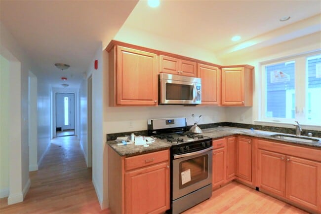 25 Lewis St, Unit 1 in Somerville, MA - Building Photo - Building Photo