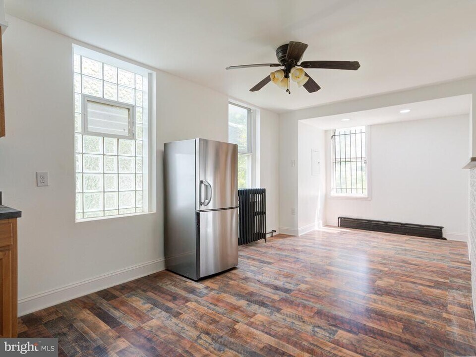 262 W Apsley St in Philadelphia, PA - Building Photo