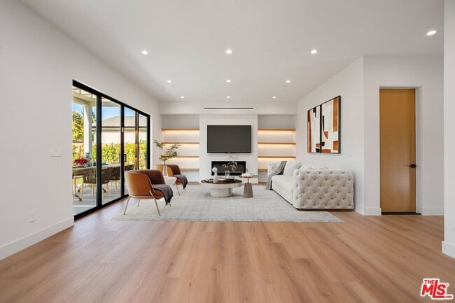 5660 Winnetka Ave in Los Angeles, CA - Building Photo - Building Photo