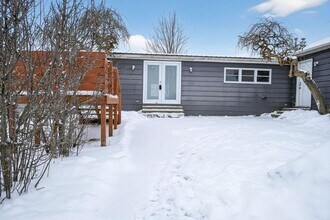 18025 Doehrman Rd in Woodburn, IN - Foto de edificio - Building Photo
