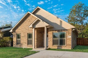 905 Smith St in Ennis, TX - Building Photo