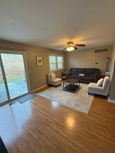 7S478 Lynn Dr, Unit 1-1208 in Naperville, IL - Foto de edificio - Building Photo