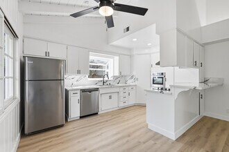 23723 Aetna St in Woodland Hills, CA - Foto de edificio - Building Photo