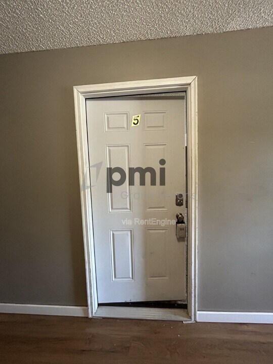 24 W Buchanan Ave in Charleston, IL - Foto de edificio